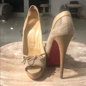 Christian Louboutin nude peep toe pumps - size 39